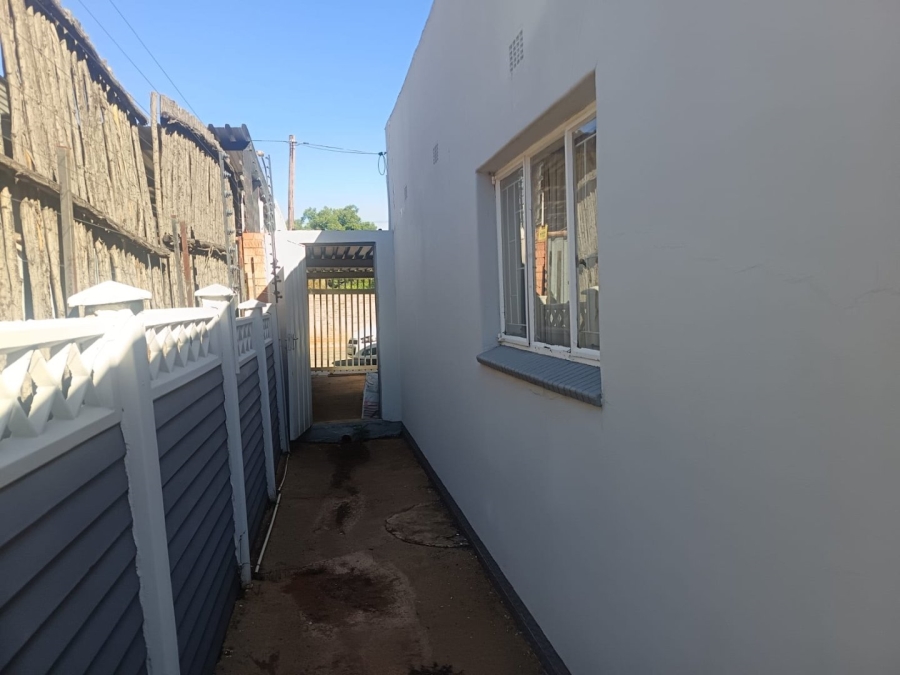 4 Bedroom Property for Sale in Heuwelsig Northern Cape